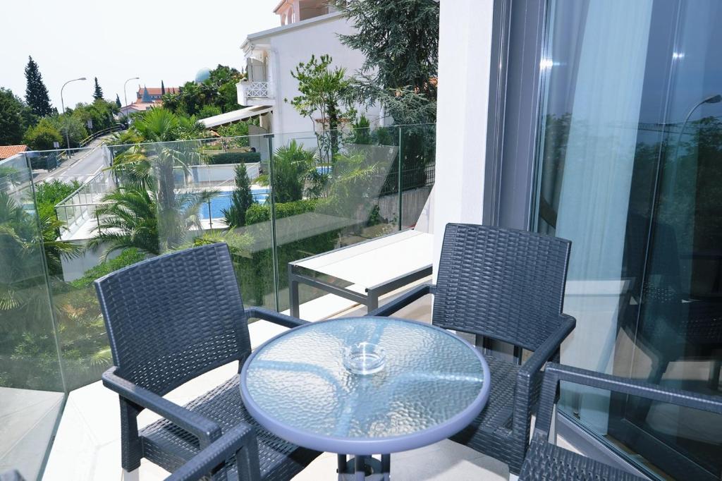 Apartments in Villa Ziza, rooftop swimming pool photo