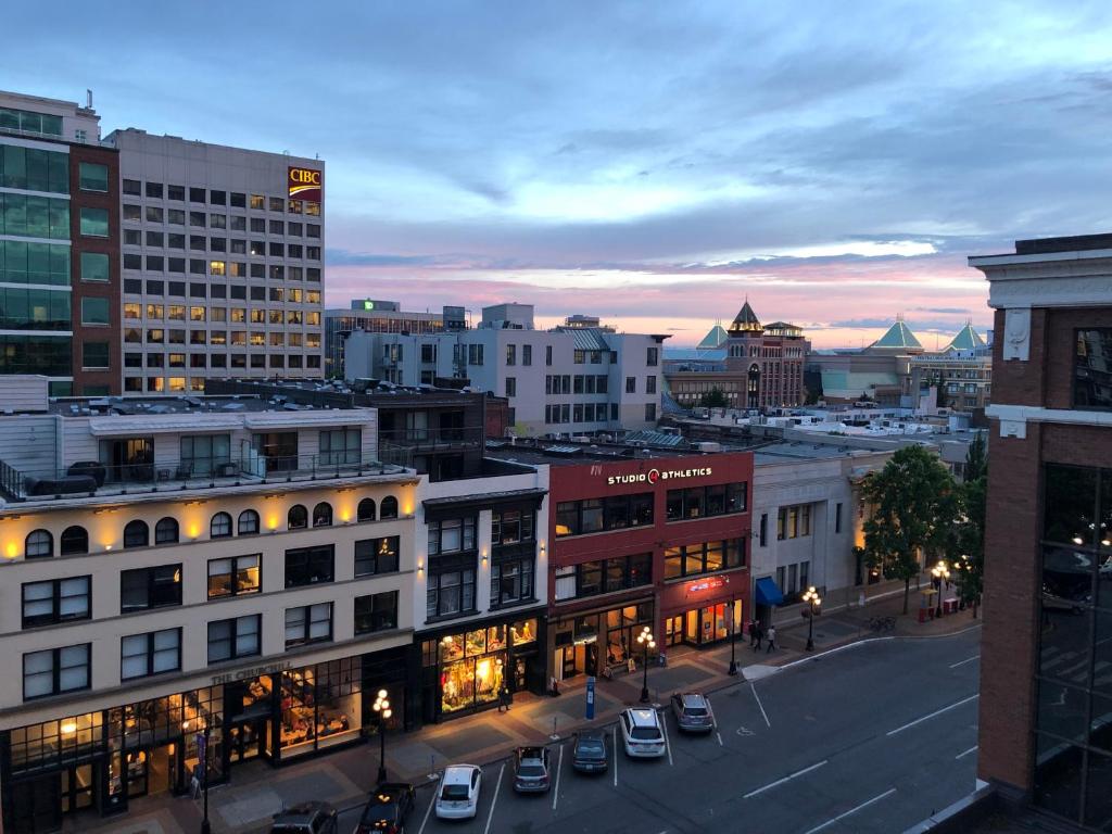 Downtown 2 beds/2bath with huge patio& parking! photo