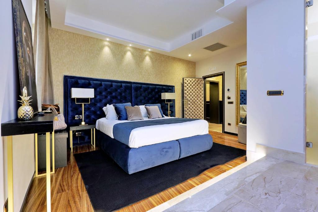 Spanish Diamond Luxury Suites & Jacuzzi - 5
