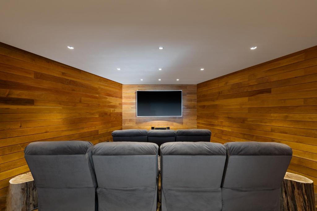 Shared lounge/TV area