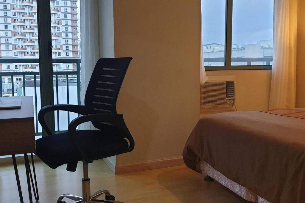 MANDALUYONG 2 Br w 2 Queen, 50HDtv across Shangrila Mall photo