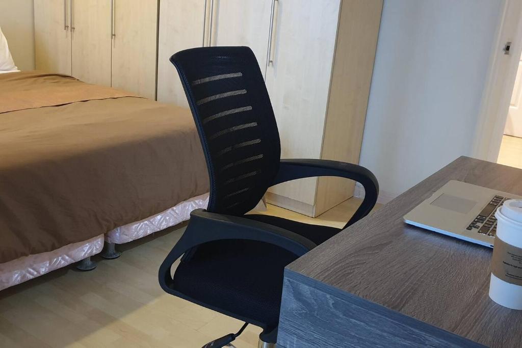 MANDALUYONG 2 Br w 2 Queen, 50HDtv across Shangrila Mall photo