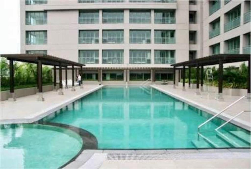 MANDALUYONG 2 Br w 2 Queen, 50HDtv across Shangrila Mall photo
