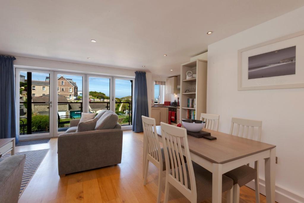 The Beach House & Porth Sands Apartments, Newquay - pet-friendly stay