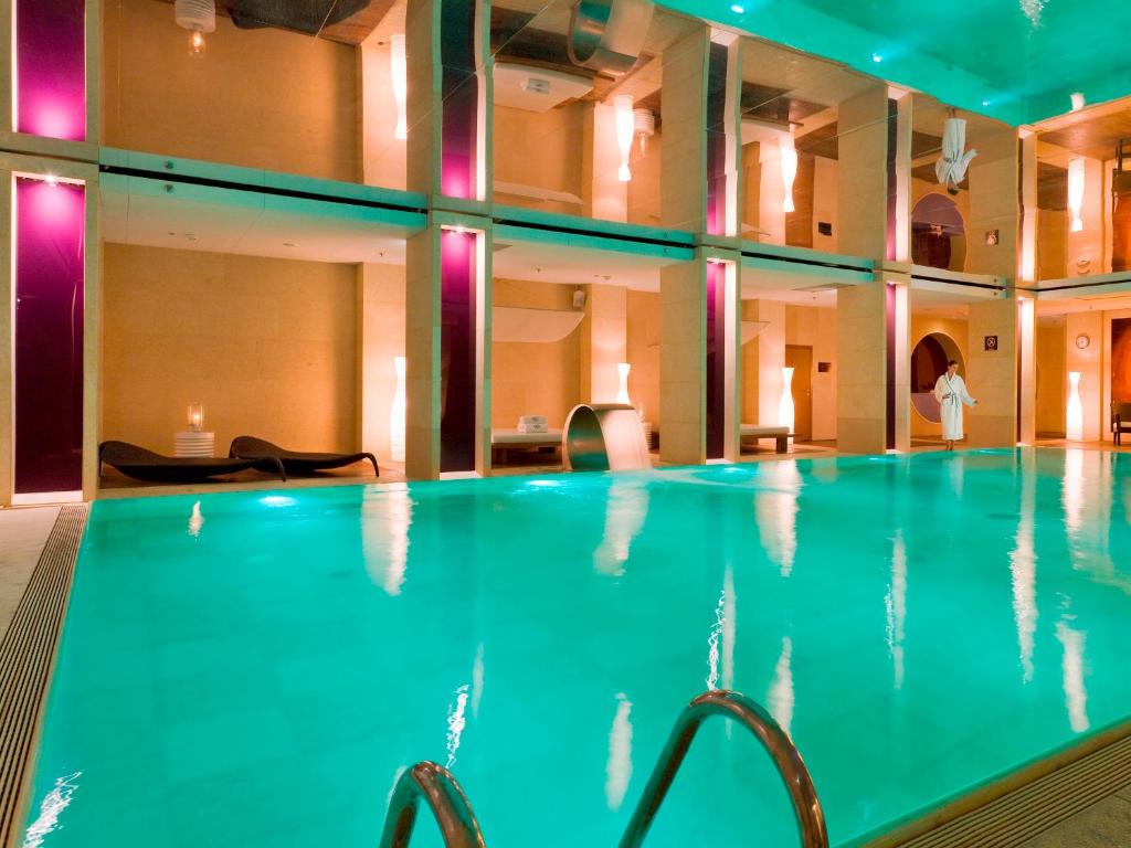 スイミングプール