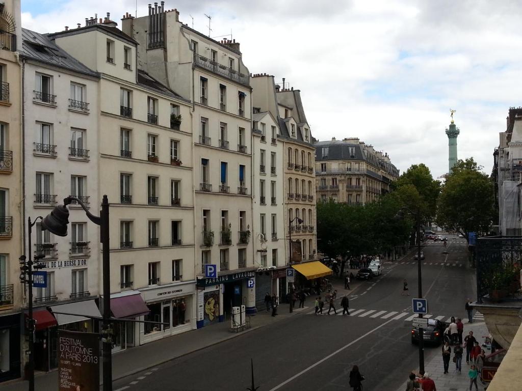 Entrance, Hotel De La Herse D'Or in Paris