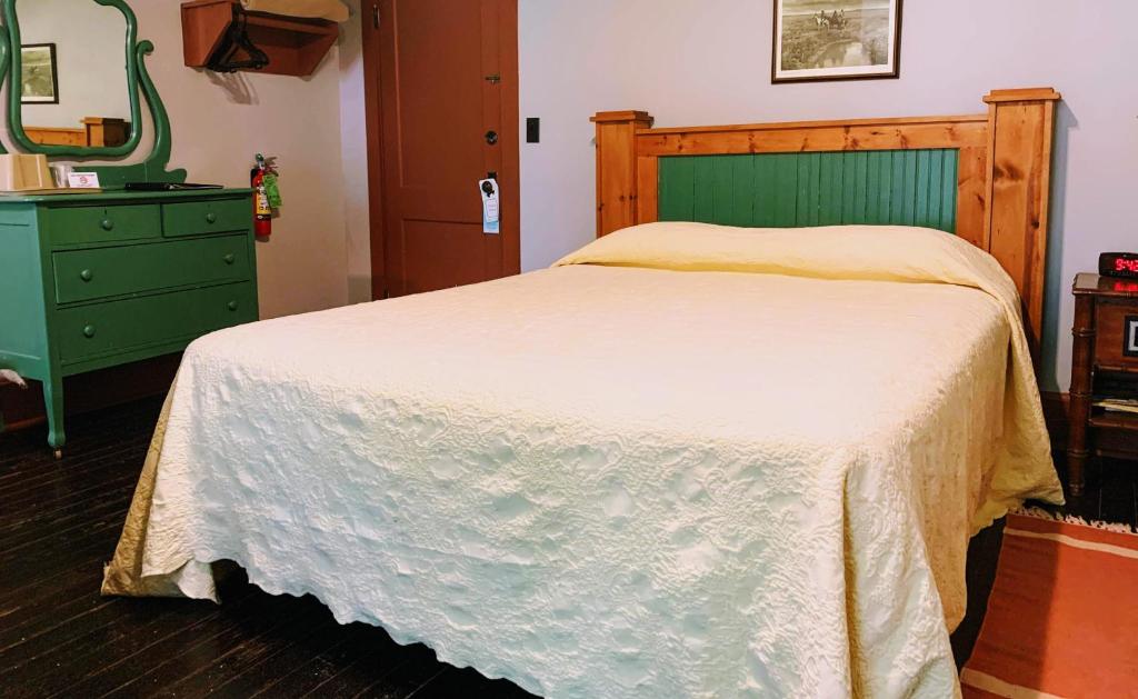 Lakeside Inn photo