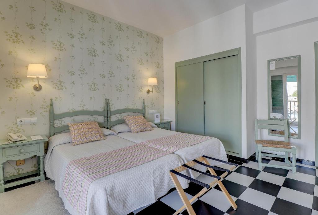 Hotel Sis Pins — Hotel rooms in Puerto Pollensa, Balearic Islands