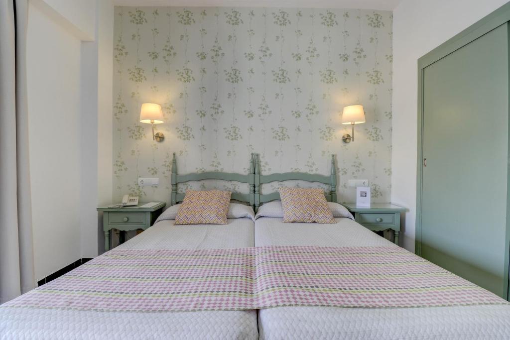 Hotel Sis Pins — Hotel rooms in Puerto Pollensa, Balearic Islands