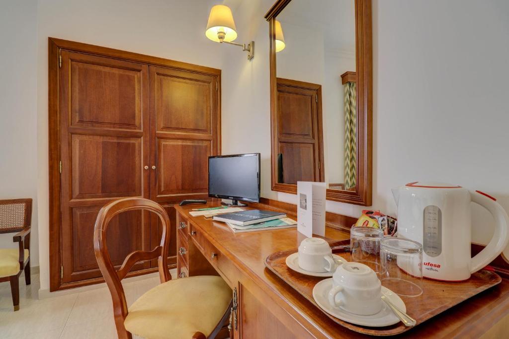 Hotel Sis Pins — Hotel rooms in Puerto Pollensa, Balearic Islands
