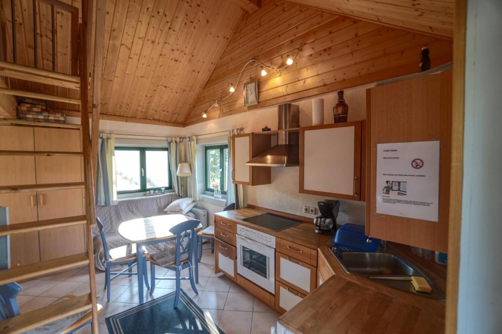 Hof Marienberg, 56340 Osterspai, Deutschland Wanderhutte photo