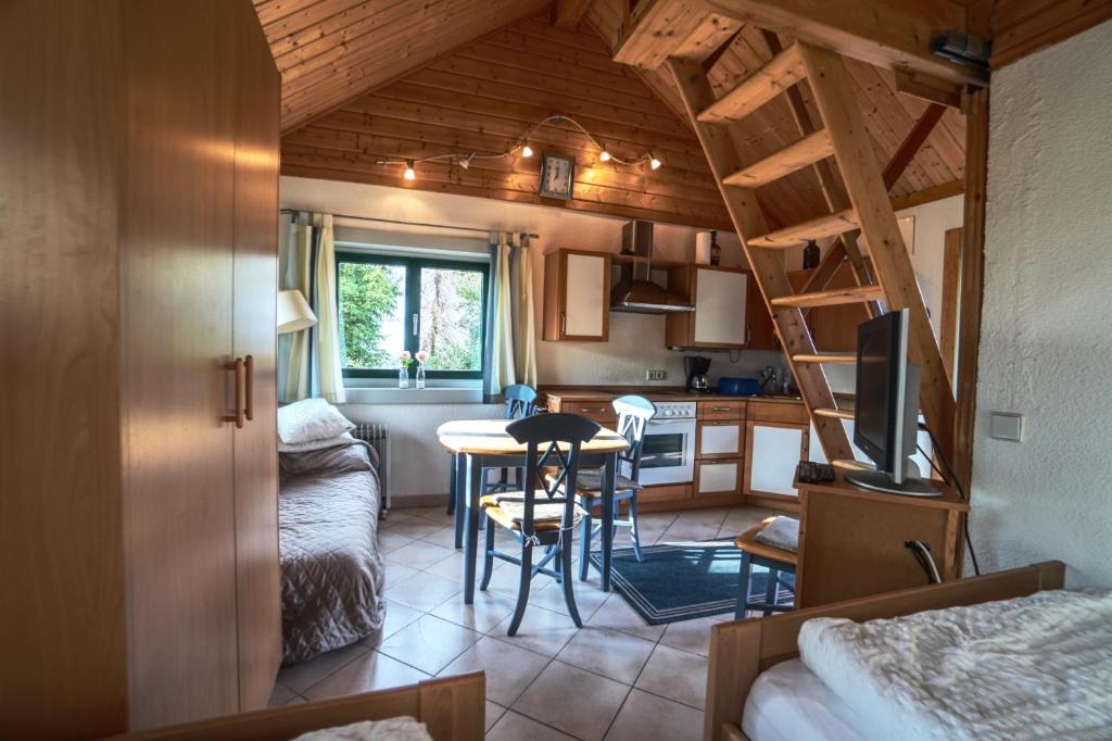 Hof Marienberg, 56340 Osterspai, Deutschland Wanderhutte photo