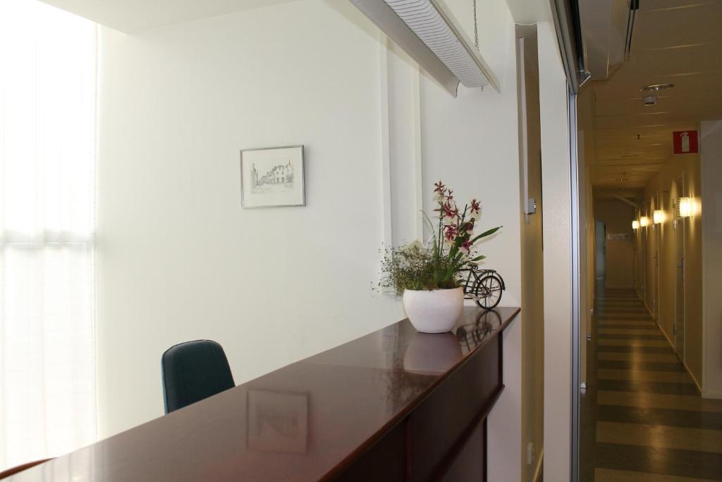 Front desk [24-hour]