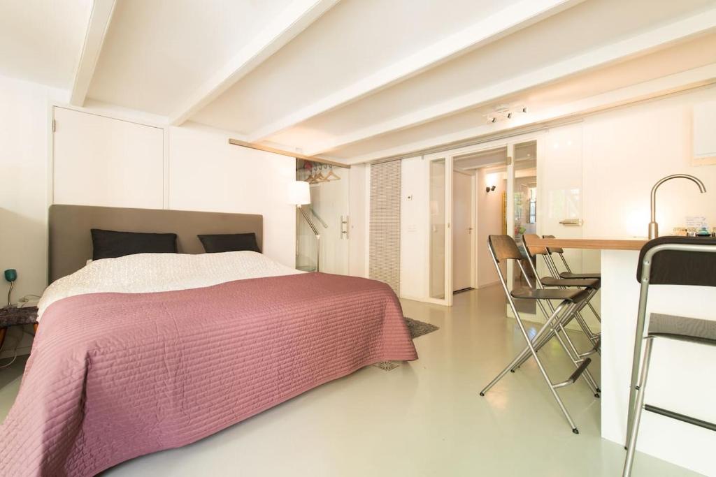 Quiet apartment for 4 at park in center — Hotel in Amsterdam