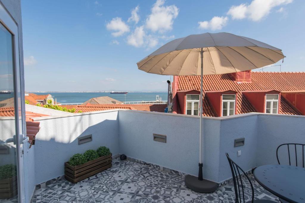 Terrace & River View in Alfama 전경
