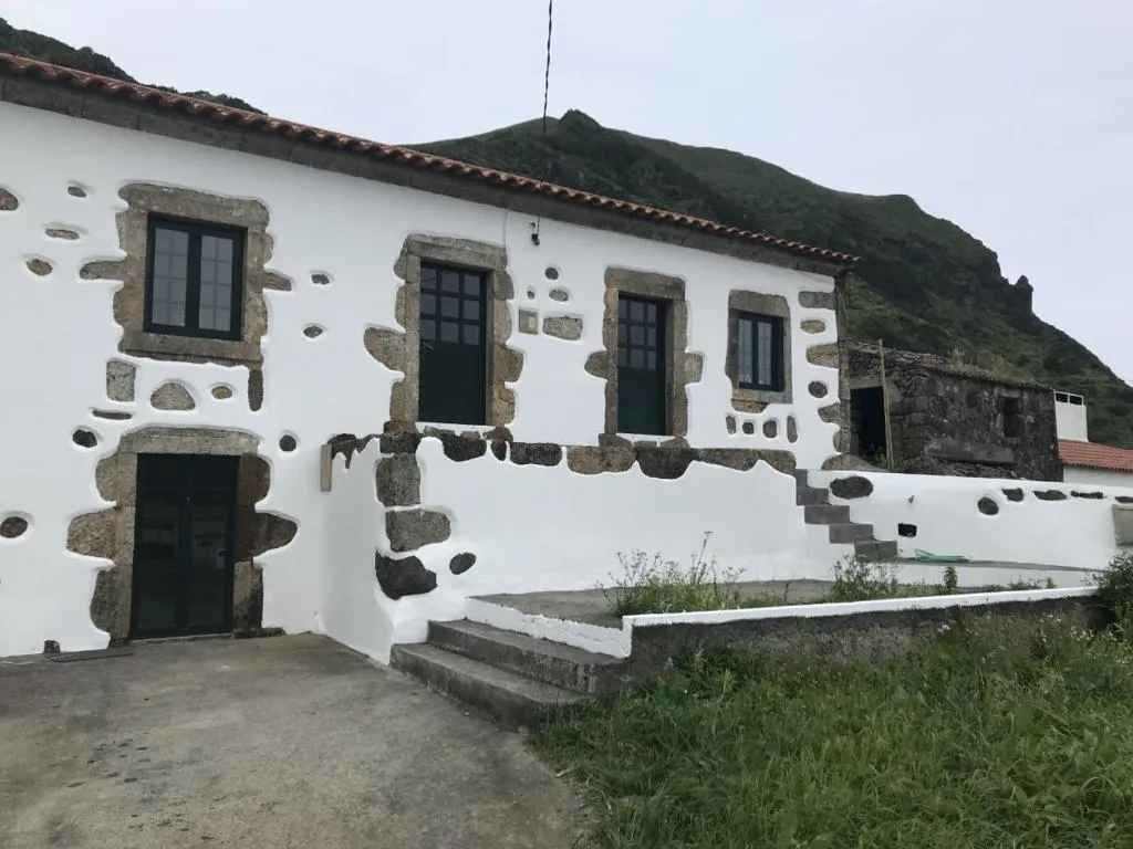 A casa do Tí Mendonça, hotel in Lajes das Flores