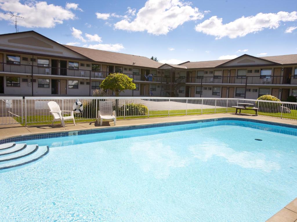 Swimming pool, Howard Johnson by Wyndham Niagara Falls in Niagara Falls (ON)