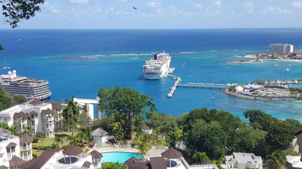 Panoramic View@Sky Castles, Columbus Heights — Hotel in Ocho Rios