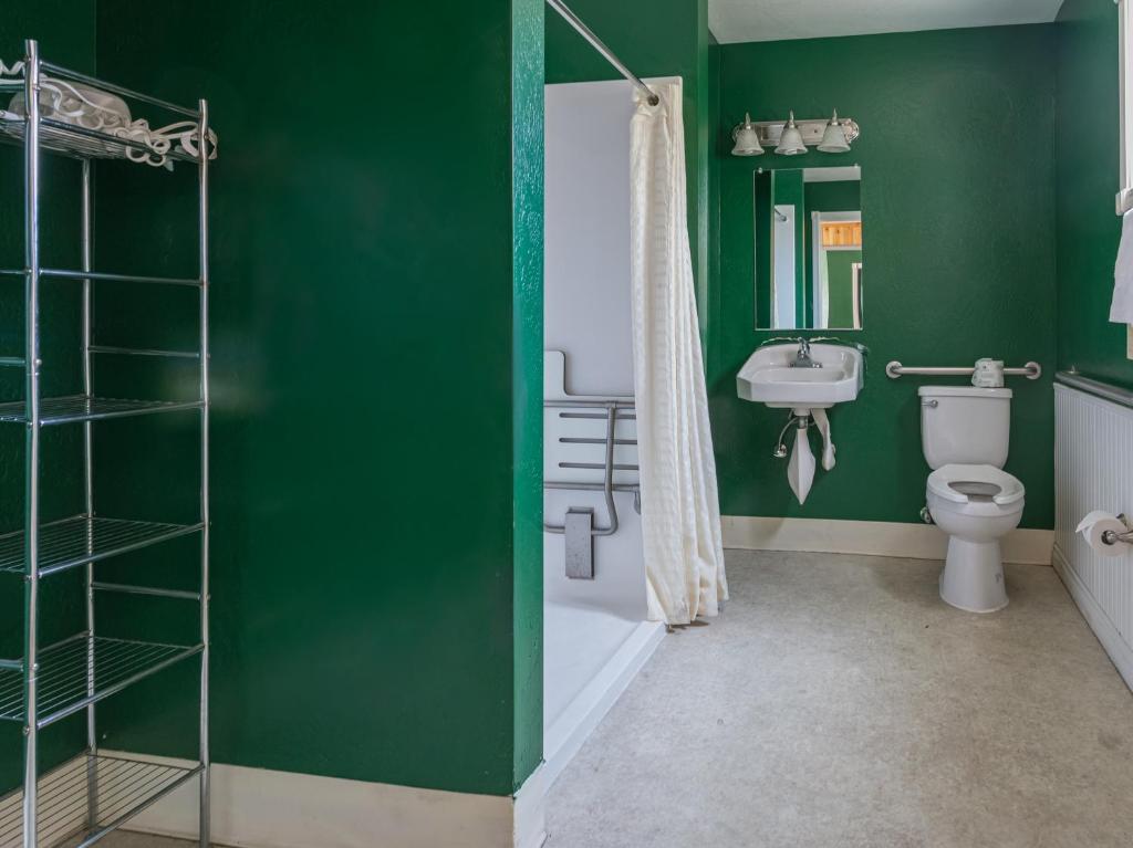 Americas Best Value Inn-Central Medford Photo 9