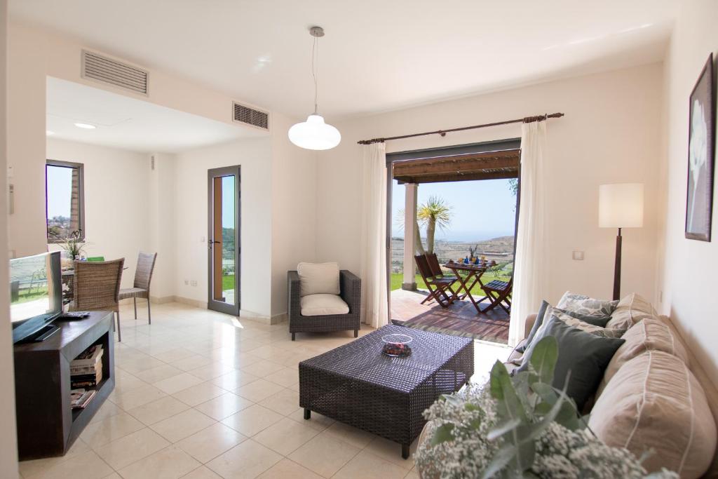 HomeForGuest SALOBRE GOLF VILLA, POOL, BBQ, WIFI, STUNNING VIEWS - 3