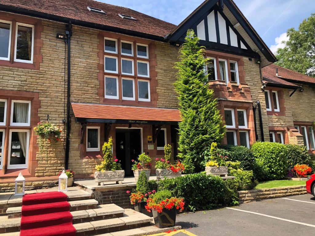 The Whitehall Hotel &amp; Distillery — Hotel in Blackburn