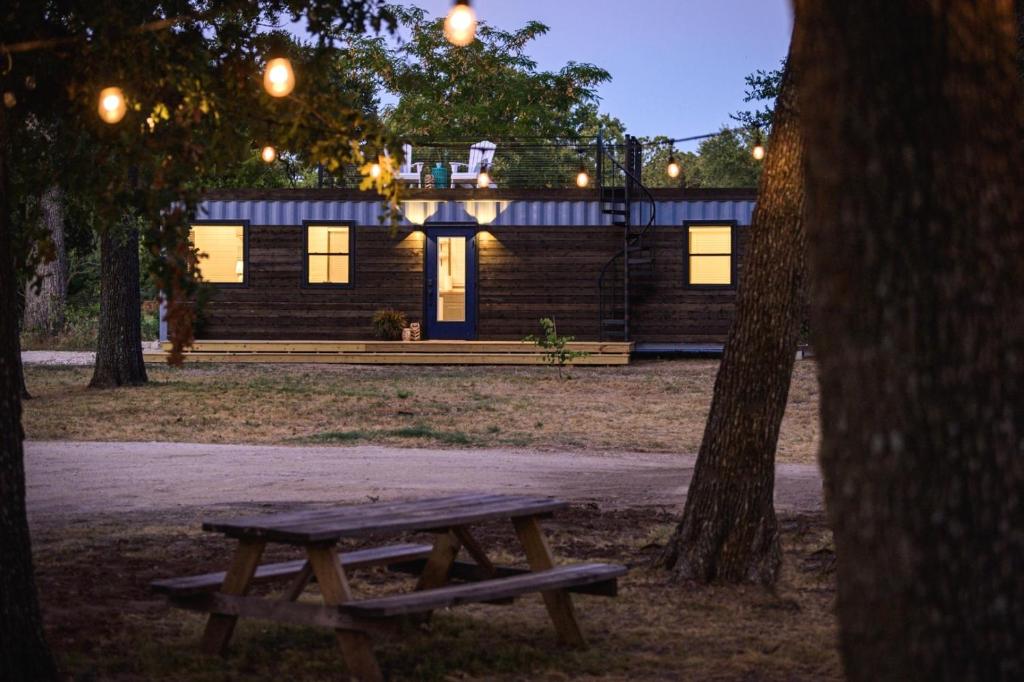 The Shoreline Container Home 12 min to Magnolia Silos and Baylor photo