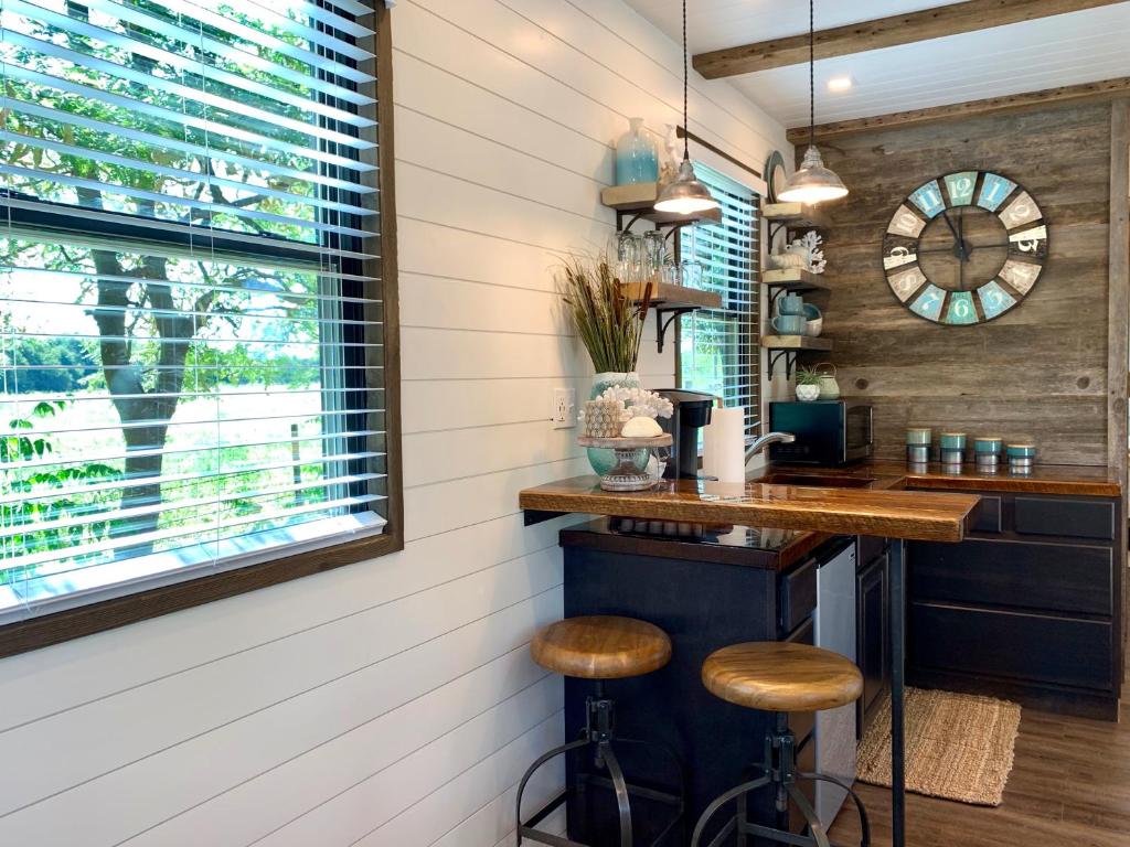 The Shoreline Container Home 12 min to Magnolia Silos and Baylor photo
