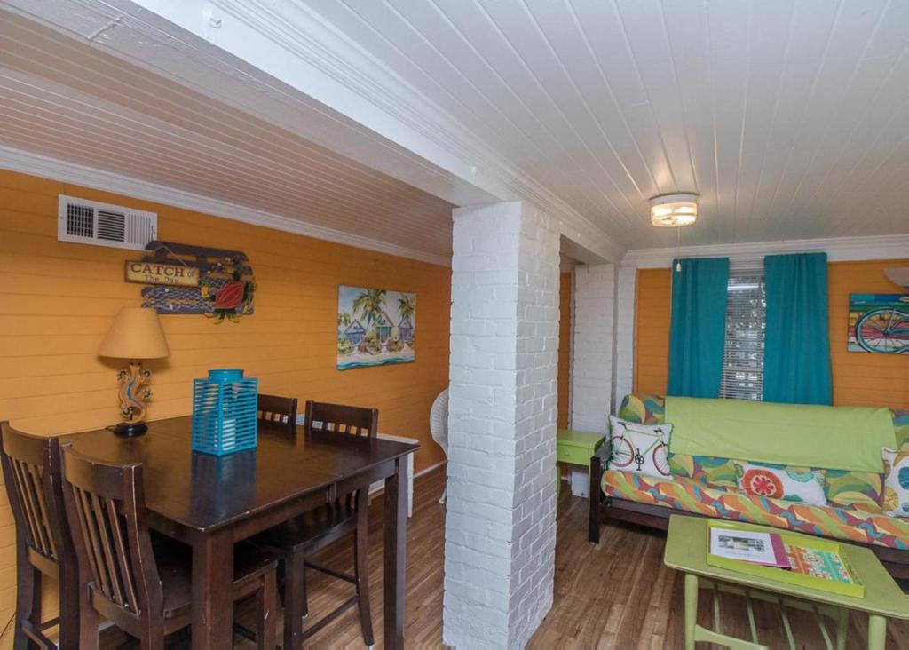 19th St. Beachside Hideaway photo