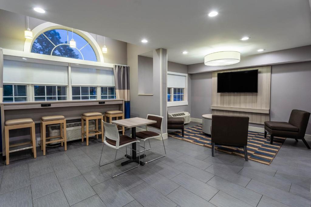 Microtel Inn & Suites by Wyndham Bethel/Danbury photo