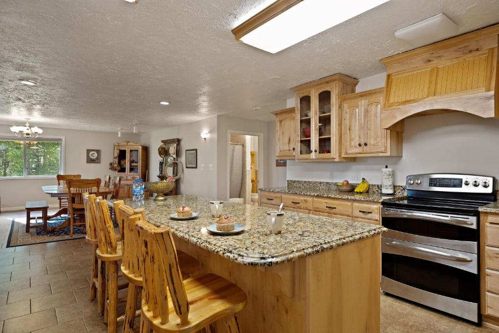 Moose Drool by KABINO 5 acres Fire Pit Pool Table Ping Pong Foosball WiFi Grill Mtn Trails, Rea