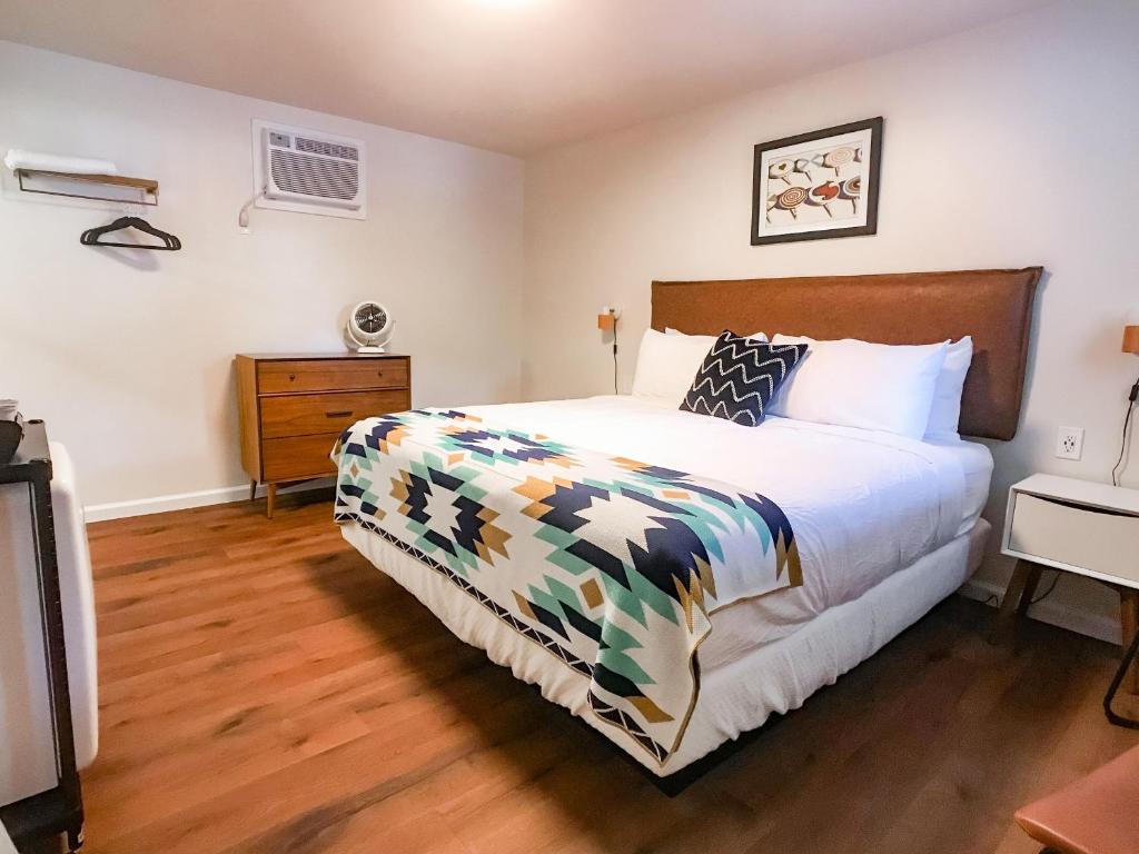 Stonewall Motor Lodge photo