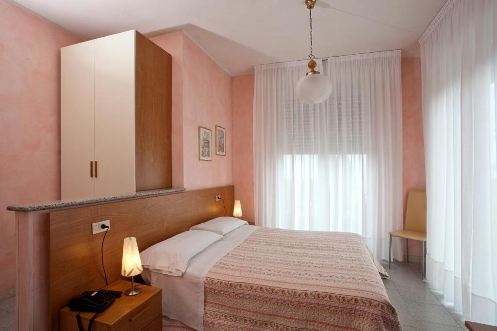 Hotel Mirabello — Hotel rooms in Sirmione, Lombardy