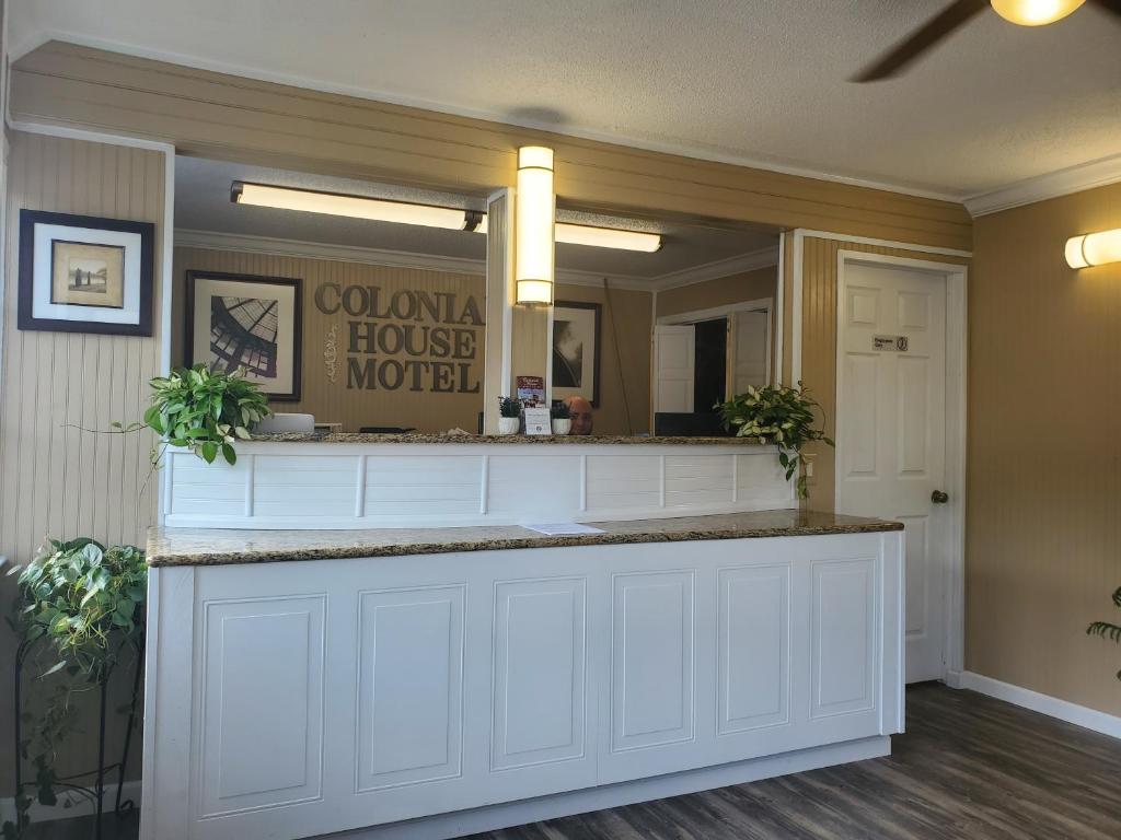 Colonial House Motel