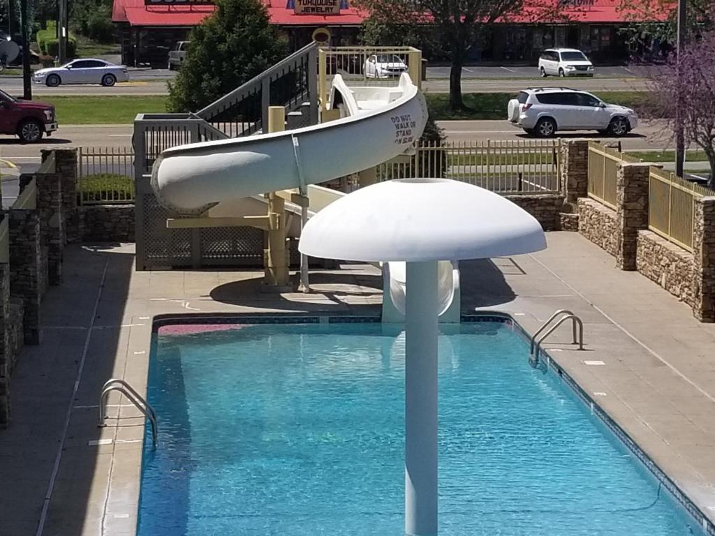 Swimming pool, Colonial House Motel in Pigeon Forge (TN)