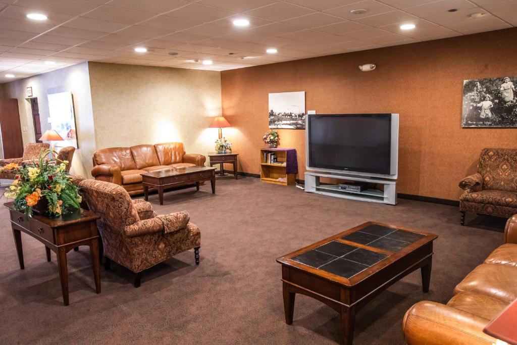 Shared lounge/TV area