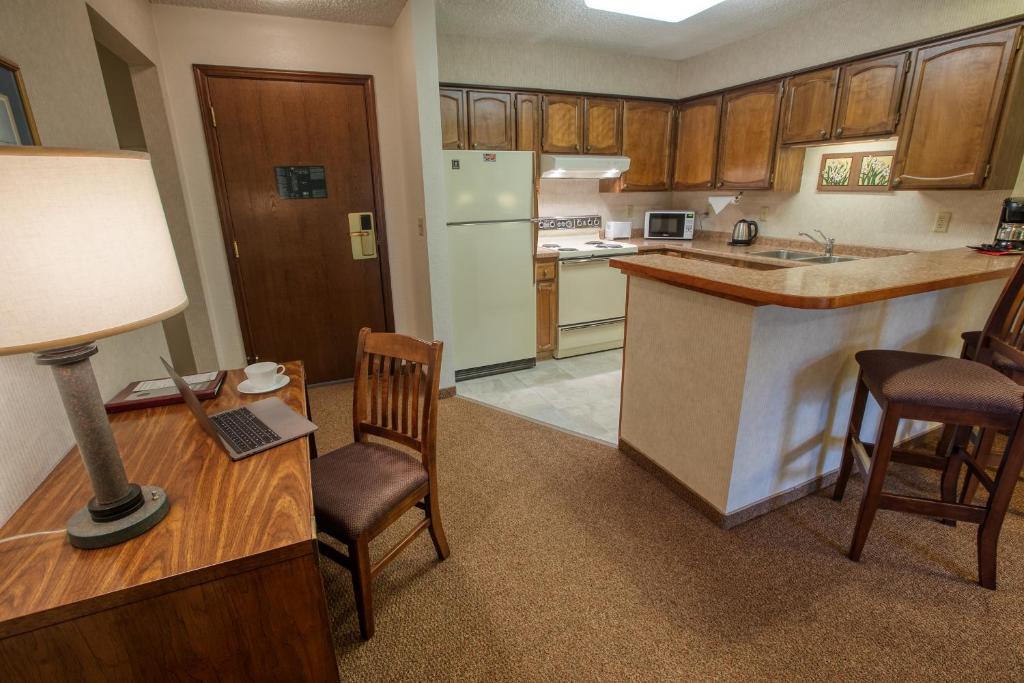 Kitchen, Sophie Station Suites in Fairbanks (AK)