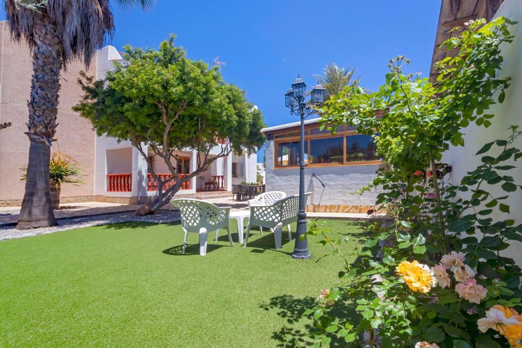 Villa in Playa D´en Bossa sleeps 9 - 3