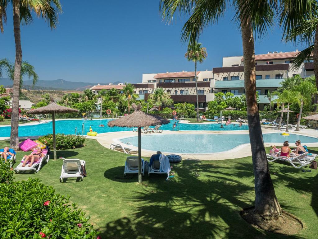 Amazing Two Bedroom Apartment in Los Flamingos, Marbella - 3