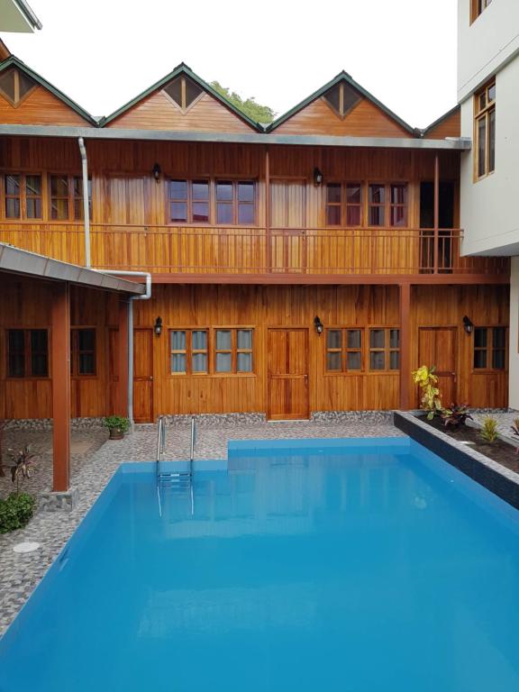 Hostal La Maison Canadiense — Hotel in San Ramón