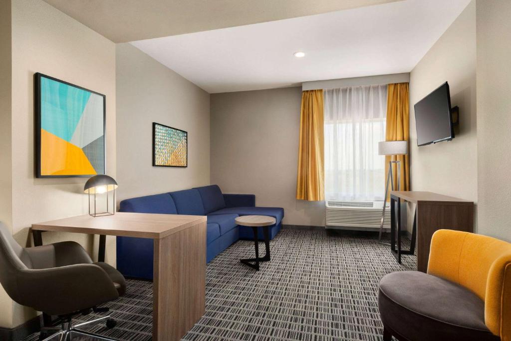 La Quinta Inn & Suites by Wyndham Richmond photo
