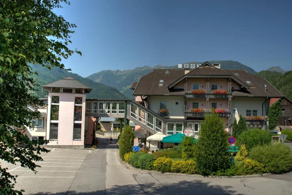 Hotel Flattacher Hof, hotel in Flattach
