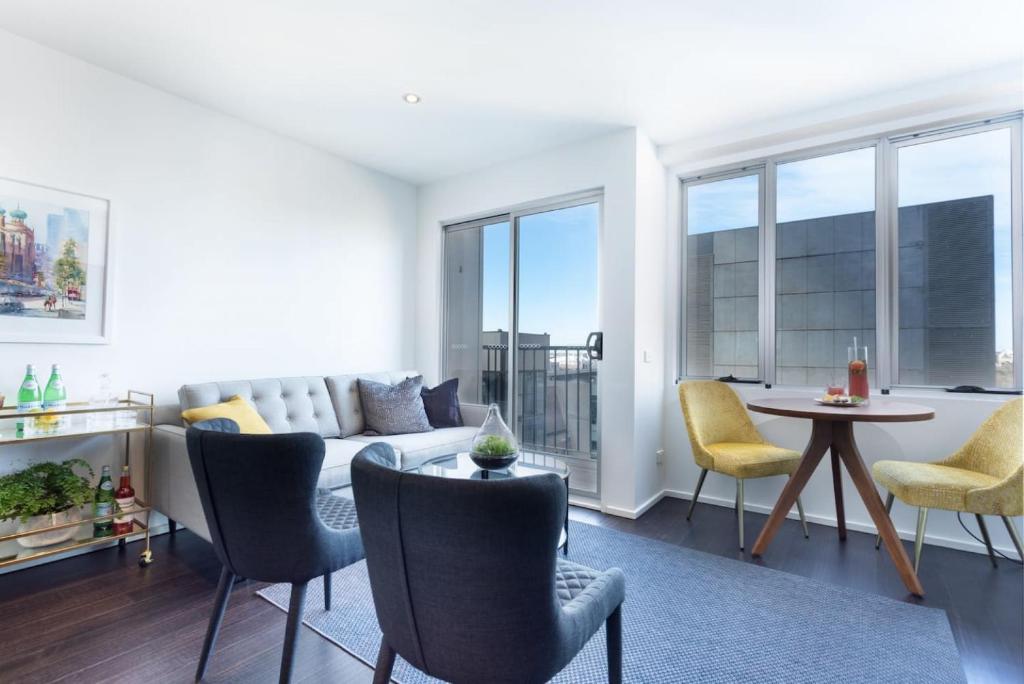 Oliver Stylish City Views near Graffiti Laneways — Hotel in Melbourne