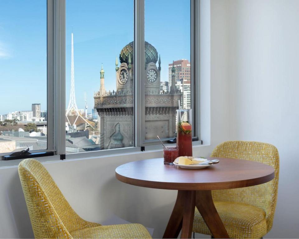 Oliver Stylish City Views near Graffiti Laneways photo