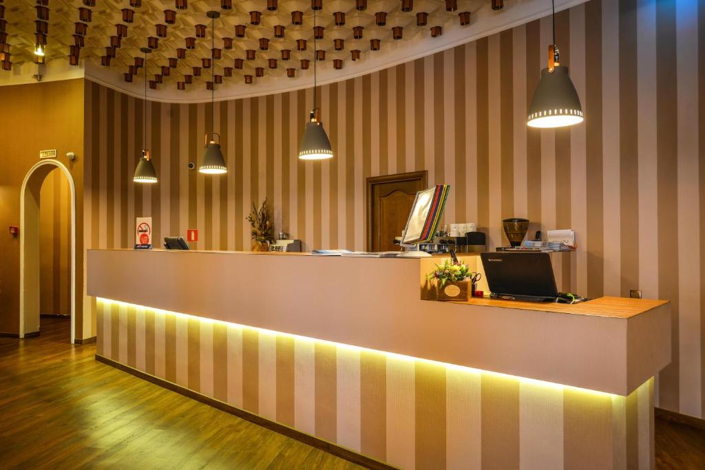 Front desk [24-hour]