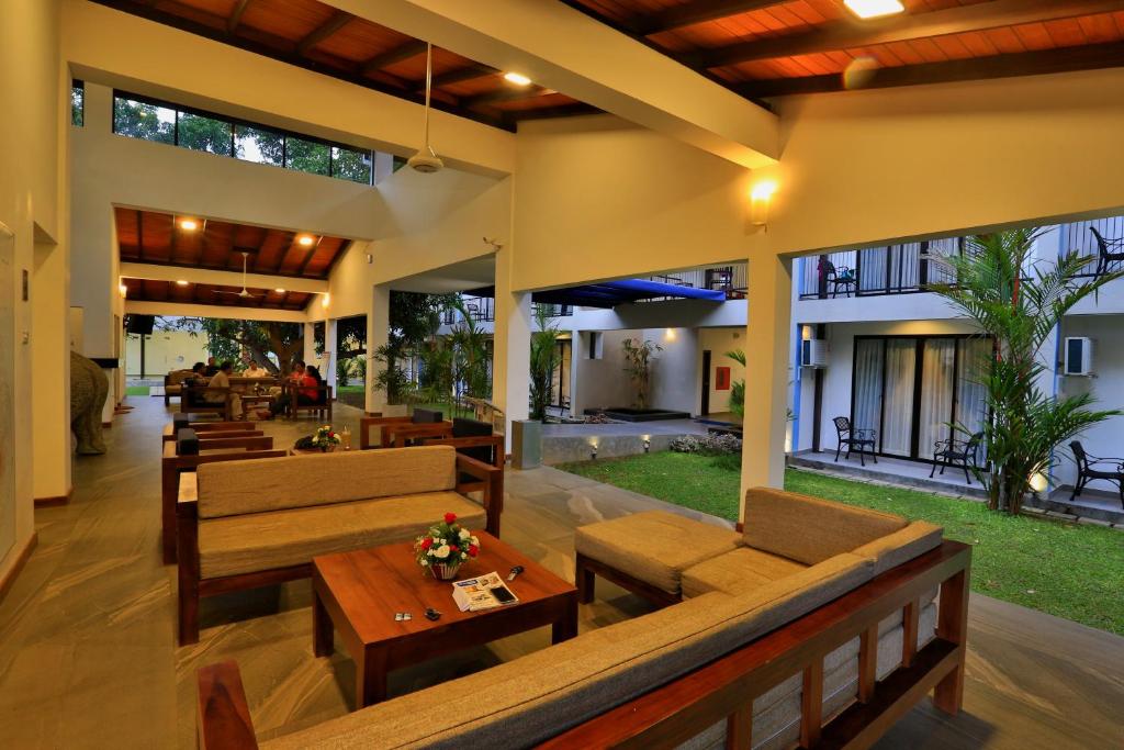 Shared lounge/TV area, The Blue Wave Hotel in Arugam Bay