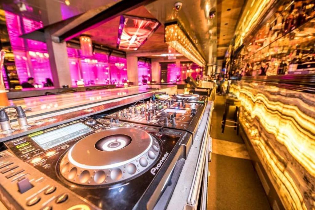 Rocks Hotel & Casino — Restauracje i bary in Kirenia, Kirenia