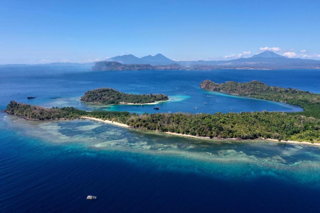 Blue Bay Divers Likupang Bangka photo