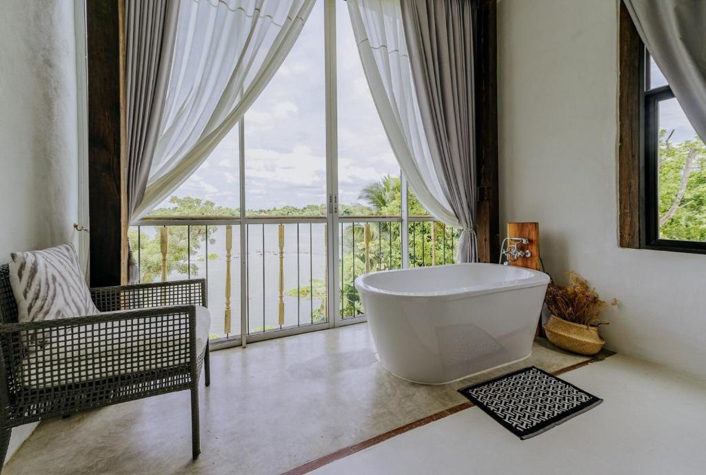 View, White Wall Riverfront Hotel in Kamphaeng Phet