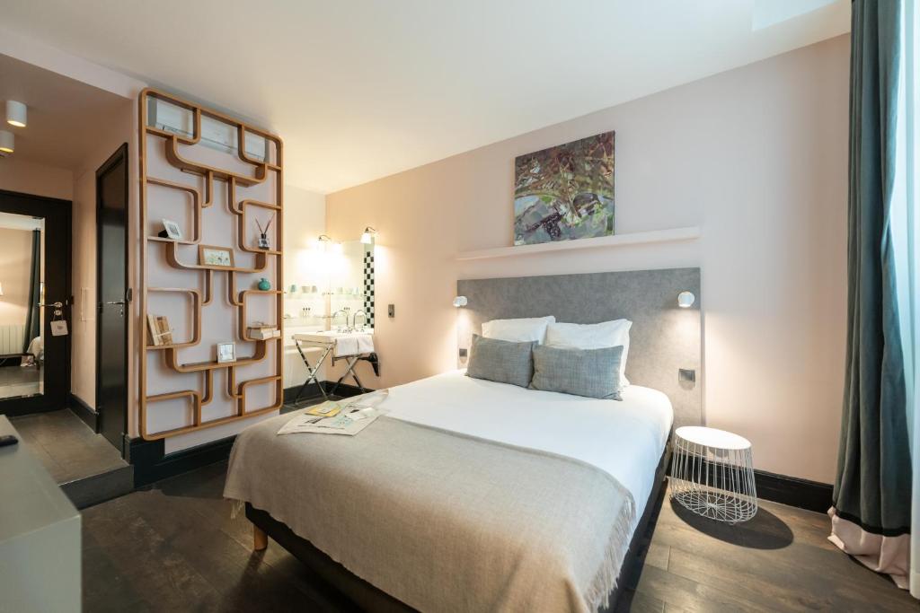 Hotel Room 5