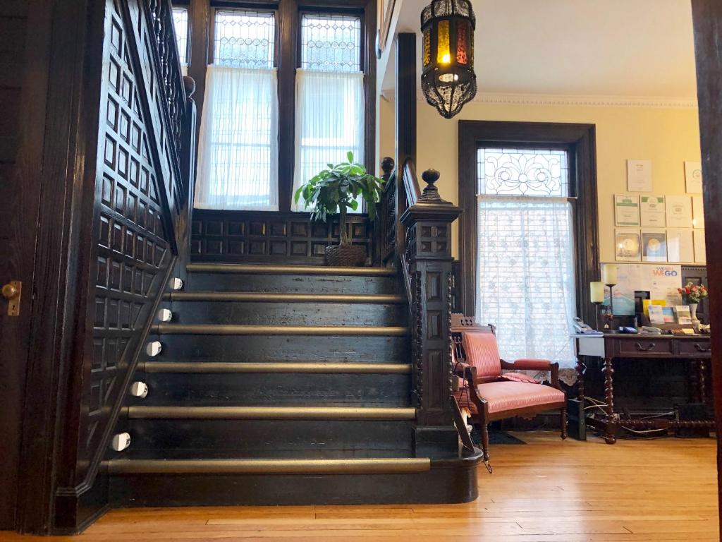 Redwood Bed and Breakfast Photo 4